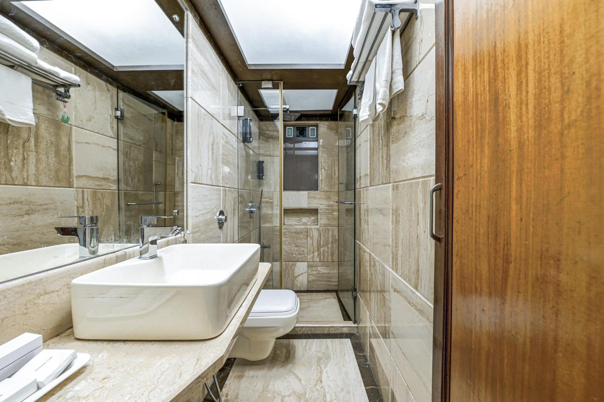 Regal Enclave Hotel Mumbai Bagian luar foto