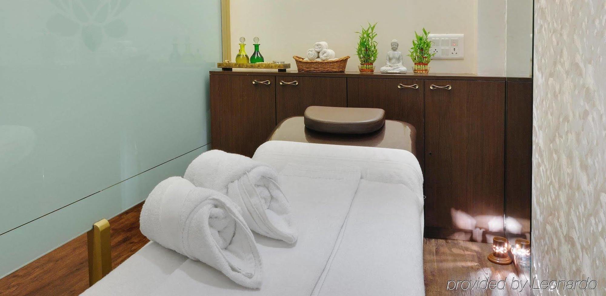 Regal Enclave Hotel Mumbai Bagian luar foto