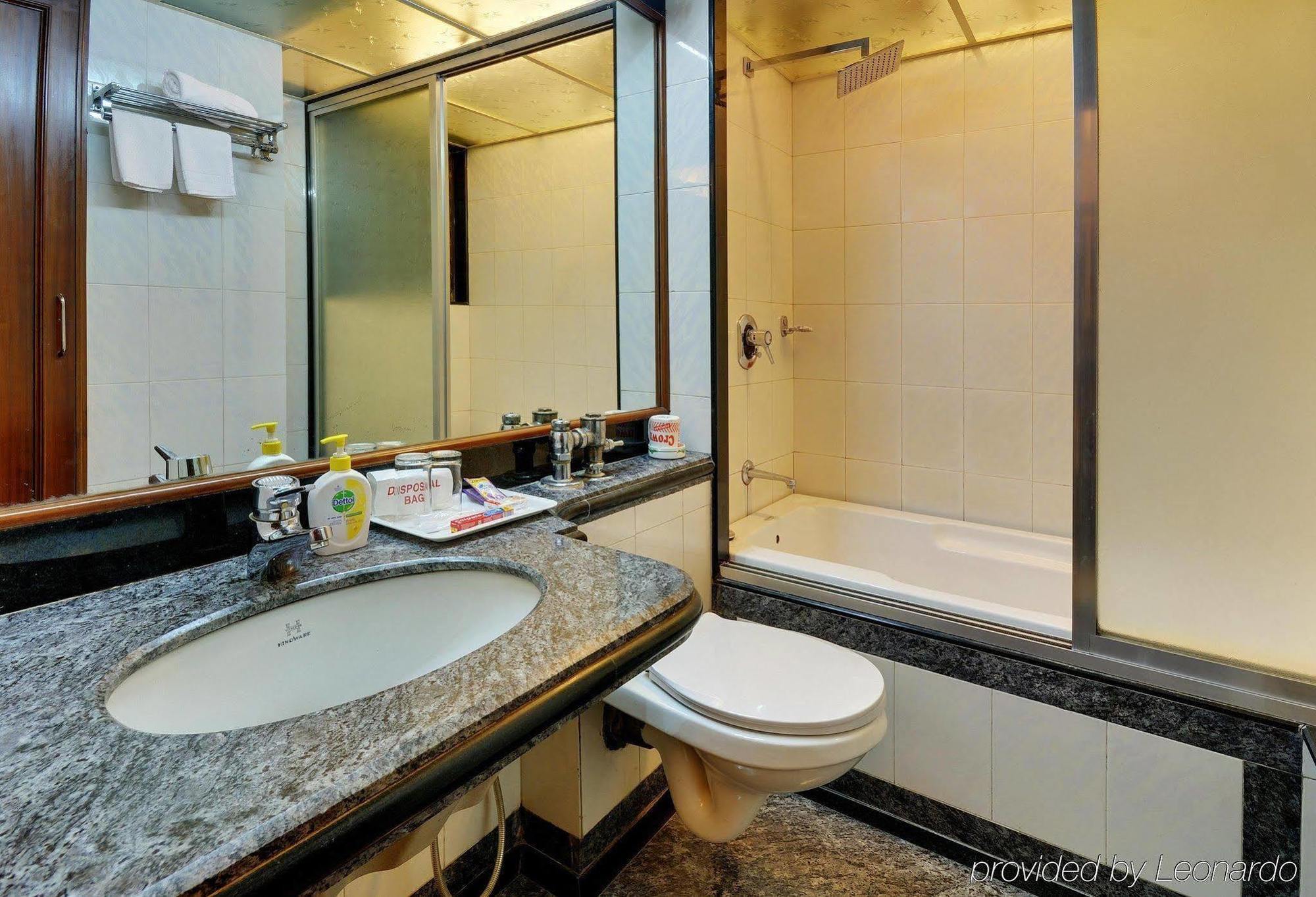 Regal Enclave Hotel Mumbai Bagian luar foto